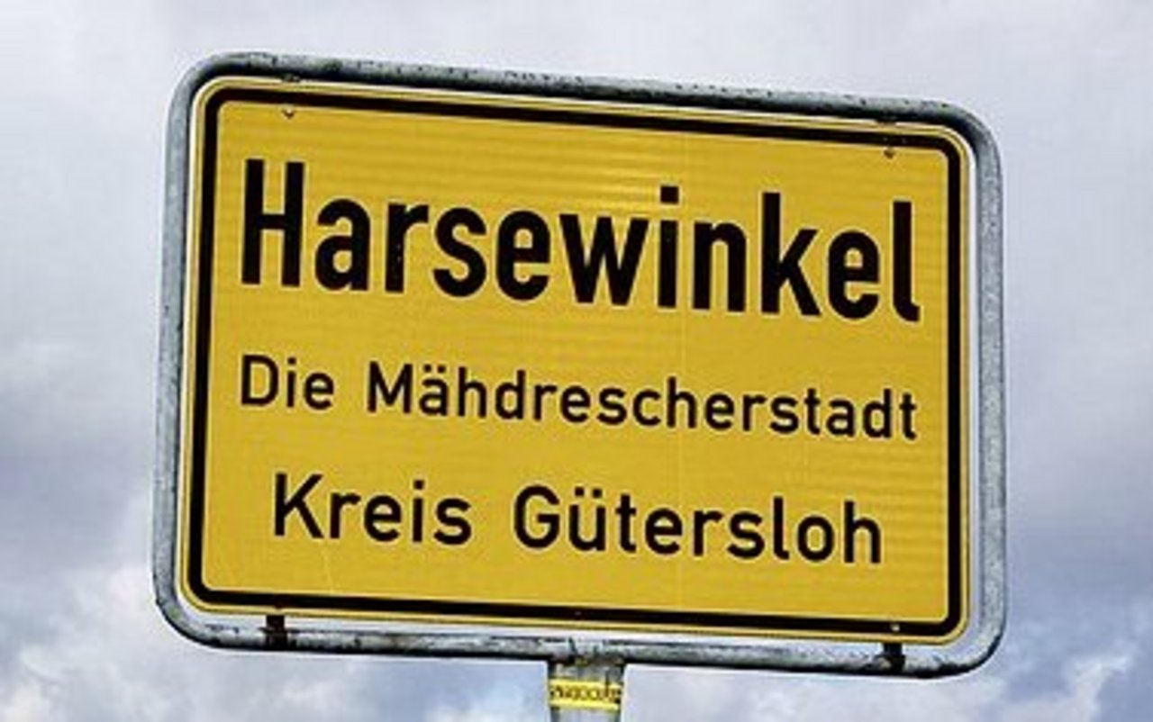 Ortsschild «Harsewinkel – die Mähdrescher-Stadt».