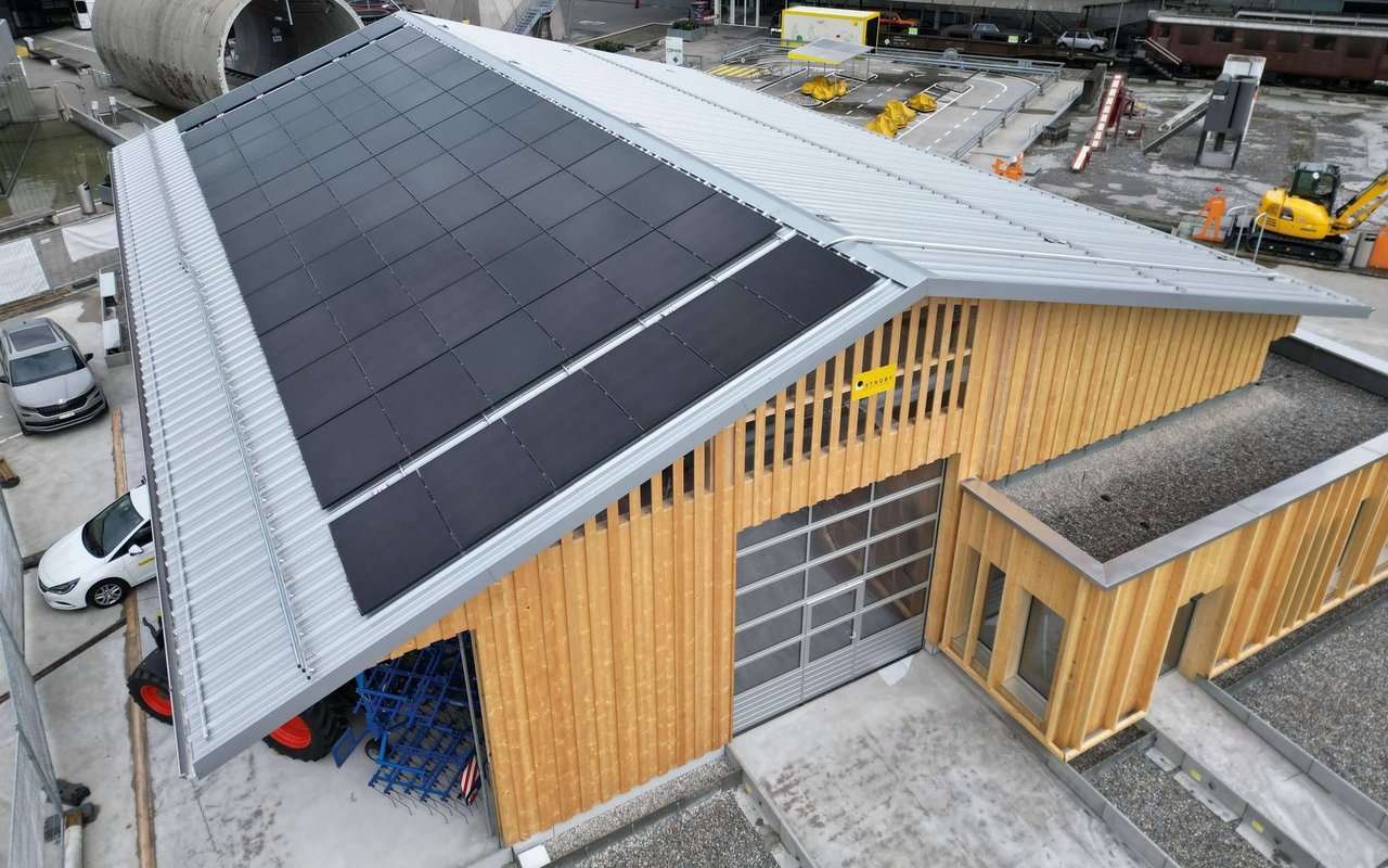 78 Photovoltaik-Module auf dem Dach des Fenaco-Stalles im Verkehrshaus.