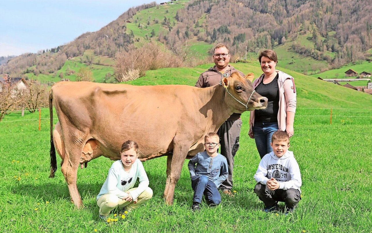 Werner und Margrit Kenel mit den Kindern Michaela (8), Pirmin (6) und Daniel (10) sowie der Casino-Tochter Carola (EX 94; HL 8823 kg Milch, 5,57 % Fett; 4,22 % Eiweiss, 18 Zellzahl).