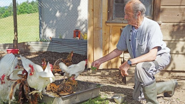 Der 82-jährige Werner füttert die Hühner und Enten. Er lebt seit drei Jahren in der Wohngemeinschaft Aemisegg im Toggenburg SG, vorher hat er allein einen kleinen Betrieb geführt.