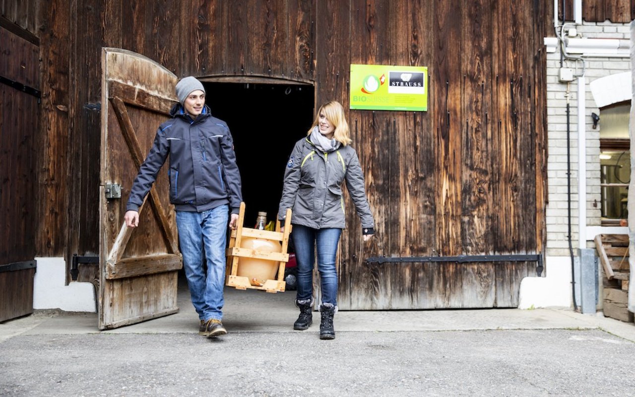 Die Young Farmers Jürg und Pascale Strass haben innerfamiliär den Hof übernommen. Bild: Mareycke Frehner