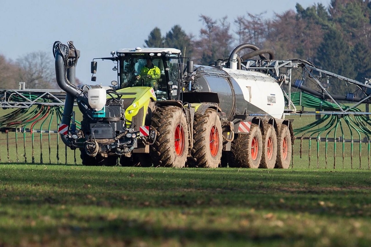 Ein Landwirt bringt mit dem Schleppschlauch Hofdünger aus. Bild: arte TV