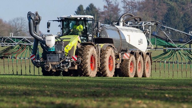 Ein Landwirt bringt mit dem Schleppschlauch Hofdünger aus. Bild: arte TV