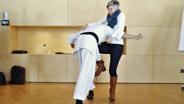 Da tut es weh: Silvia Bohl geht mit Karateka René Dalbert nicht zimperlich um. (Bilder Reto Betschart)