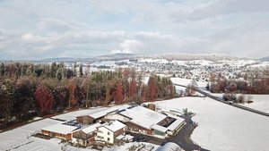 Luftaufnahme des Betriebs Stöckweid, in winterlich verschneiter Landschaft.