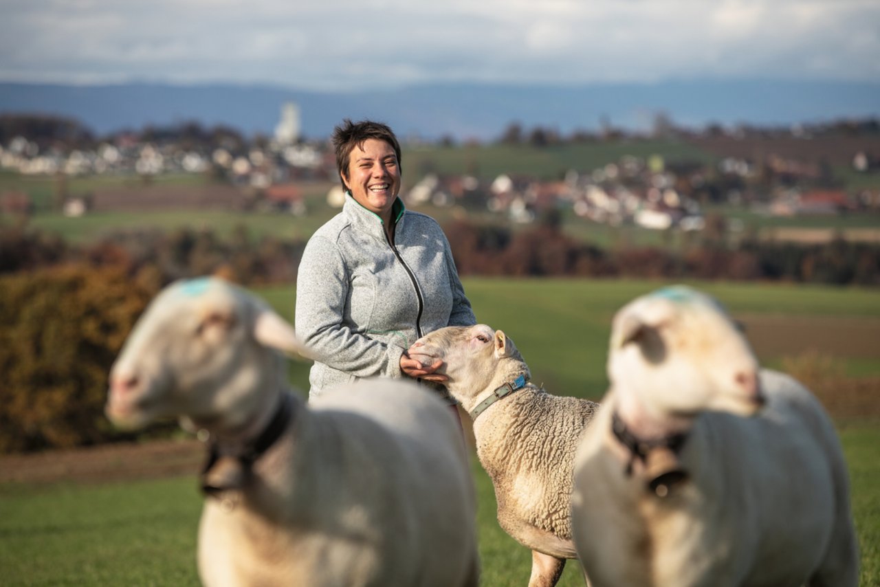 Nathalie Genoud, 35, Le Moulin, Orsonnens FR: Die Landwirtin hat den grossen Pferdebetrieb ihres Vaters während zehn Jahren geführt. Nun setzt sie erfolgreich ganz aufs Milchschaf. Als Neuling in der Milchschaf-Branche musste sich sie sich viel Wissen aneignen. Ihre achtzig Milchschafe melkt sie in einem modernen Melkstand. Bild: Pia Neuenschwander