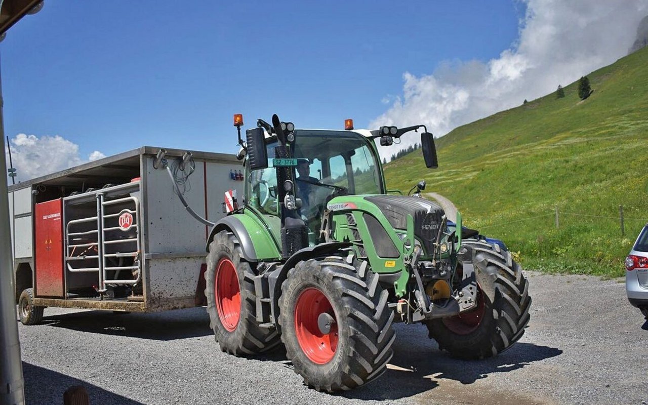 Beat Betschart transportiert seinen Lely-Melkroboter auf die Alp, indem er ihn mit dem Fendt-Raktor zieht..