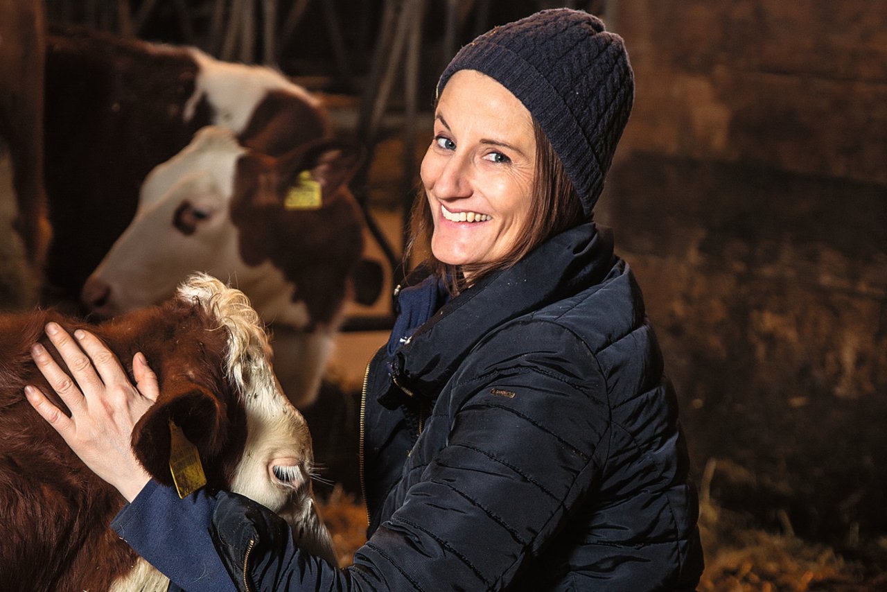 Christina Geiser, 41, Hof Gut, Lüsslingen SO: Die Landwirtin und Geisteswissenschaftlerin hat mit ihren Eltern einen Milchvieh-Stall ausserhalb des Dorfs gebaut. Bild: Pia Neuenschwander 