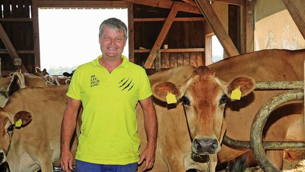 Jürg Sprenger inmitt Jürg Sprenger inmitten seiner Jersey-Milchkühe. 350 000 kg Milch produziert die 83-köpfige Herde im Jahr, mit Vollweide, Heu und ohne Kraftfutter. In den Stall gehen die Tiere im Sommer nur, um der Mittagshitze zu entfliehen.