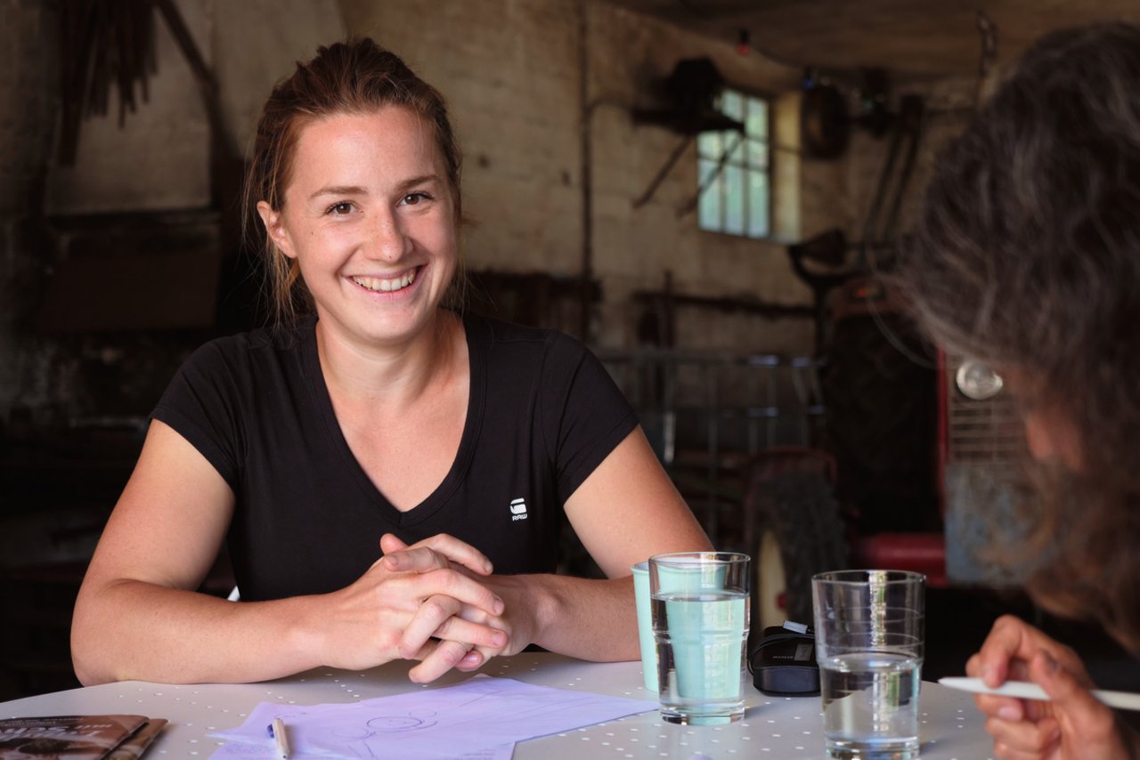 Corinne Müller hat viel Erfahrung und mag es, die Einstellungen des Mähdreschers zu optimieren und alles aus der Maschine herauszukitzeln. Bild: die grüne/Martina Rüegger