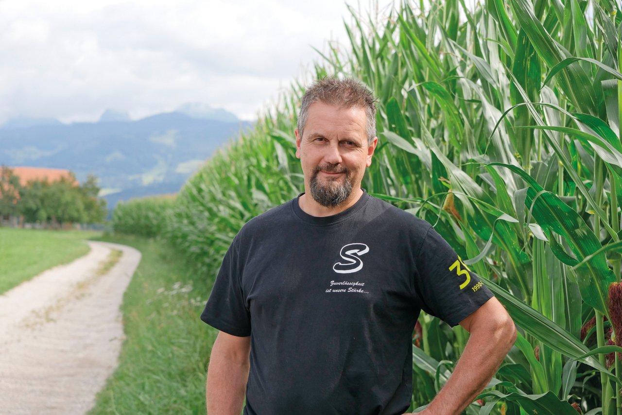 Lohnunternehmer Oskar Schenk aus Schwarzenburg BE freut sich im August 2020über die prächtigen Maiskulturen. Bild: Martina Rüegger