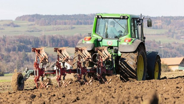 Da bei der Winterfur Da bei der Winterfurche der Boden den ganzen Winter über unbedeckt ist, besteht ein erhöhtes Risiko von Nährstoffauswaschung und Erosion. Es bestehen keine Pflanzen, welche die durch den Pflug freigesetzten Nährstoffe aufnehmen können.
