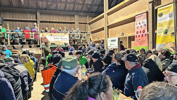 300 Bäuerinnen und L 300 Bäuerinnen und Landwirte fanden den Weg zum Hof Hess in Lauperswil oberhalb von Bäretswil. Aufgrund des nasskalten Wetters waren alle froh, in der Scheune den Abend ausklingen zu lassen.