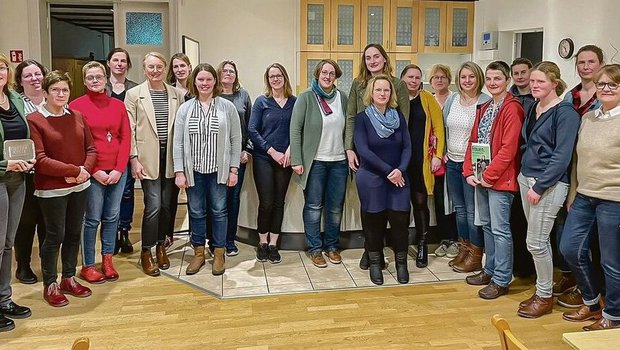 Der Arbeitskreis Aktive Bäuerinnen hat Besuch aus dem Bundestag erhalten. Die Abgeordnete Susanne Mittag liess sich über die Herausforderungen im bäuerlichen Alltag in der Region Wesermarsch ins Bild setzen. 