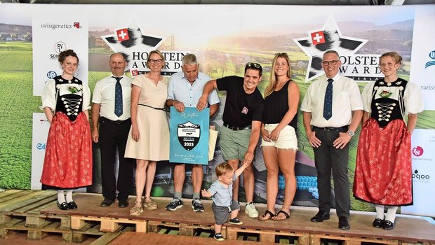 Dominik und Martin W Dominik und Martin Wirth aus Mörschwil SG und ihre Familien wurden dieses Jahr für den Titel «Meisterzüchter» ausgezeichnet. Mit dem Präsidenten von Holstein Switzerland Hans Aebischer (l.) und dem Direktor Michel Geinoz (r.).