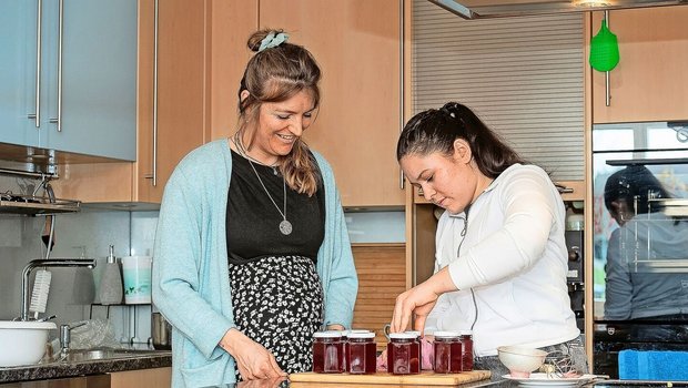 Beeren-Gelee zu machen, lernt man sowohl in der Ausbildung zur Bäuerin als auch im Agriprakti. Gemeinsam füllen Aline Purtschert und die Agriprakti-Schülerin Larissa Oswald diesen in die Gläser.
