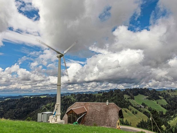 Die Windturbine von Familie Riedweg in Escholzmatt LU hat eine Gesamthöhe von 25 Metern und eine Leistung von 30 kW. Sie steht im Hofareal und gilt als bäuerliche Anlage für Eigenbedarf.
