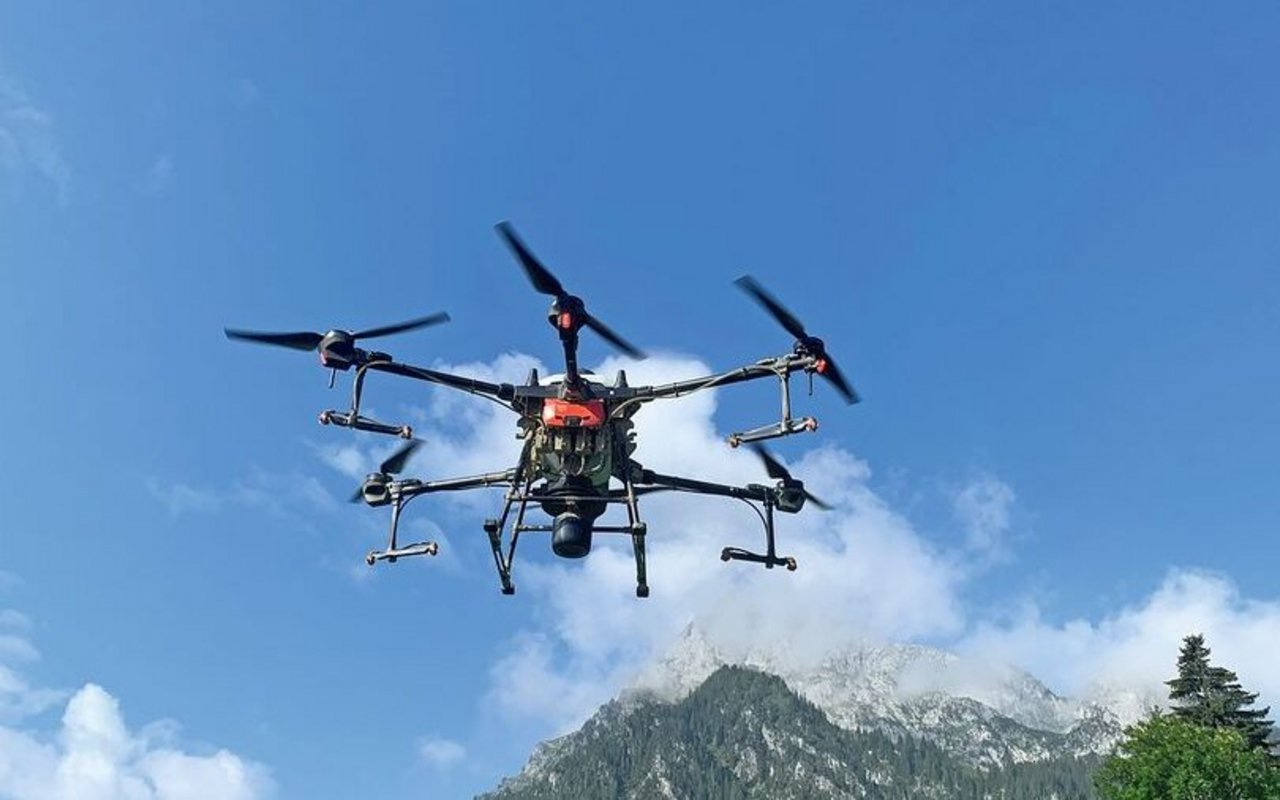 Drohnen können in unwegsamen Gebieten den Helikopter oder die Handarbeit ersetzen. Vorsicht: Jede Drohne muss registriert sein!