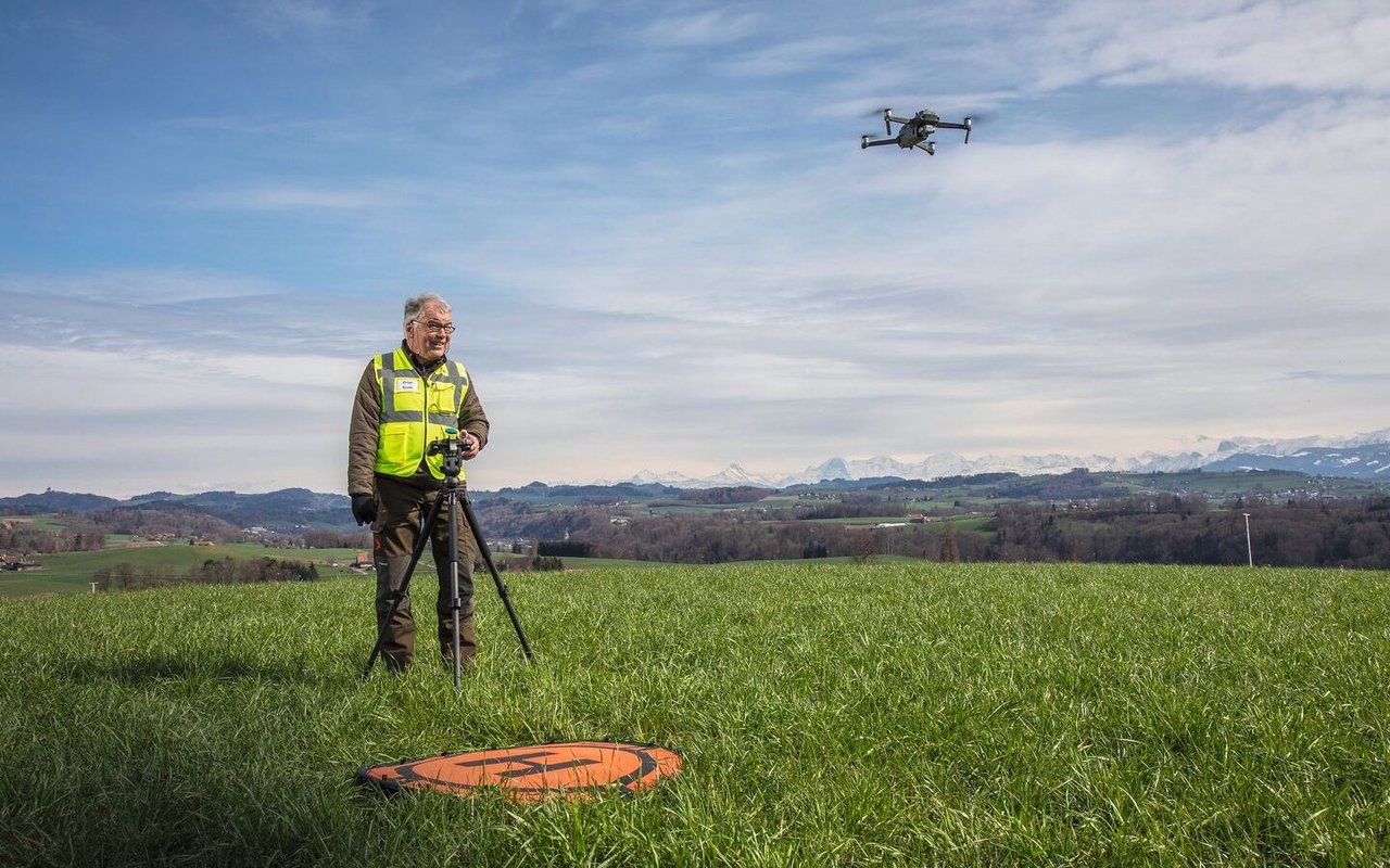 Ernst Krebs ist Hegeobmann beim Jagdverein Laupen und Rehkitzretter. Dank der Drohne ist die Suche schnell und präzis. 