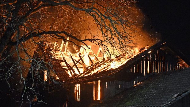 Nicht für alle Gebäude ist ein Blitzschutzsystem vorgeschrieben. Es kann aber Brände (hier ein Bauernhaus in Beromünster LU) verhindern. (Bild Kapo LU)