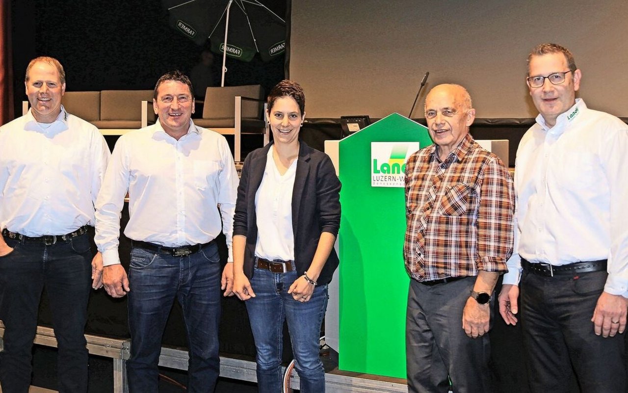 Gute Stimmung an der Generalversammlung der Landi Luzern-West (von links): der neue und der abtretende Präsident, Pirmin Schöpfer und Pius Vonarburg, die frisch gewählte Angelika Keller, Gastredner Ueli Maurer und Geschäftsführer Peter Lütolf.