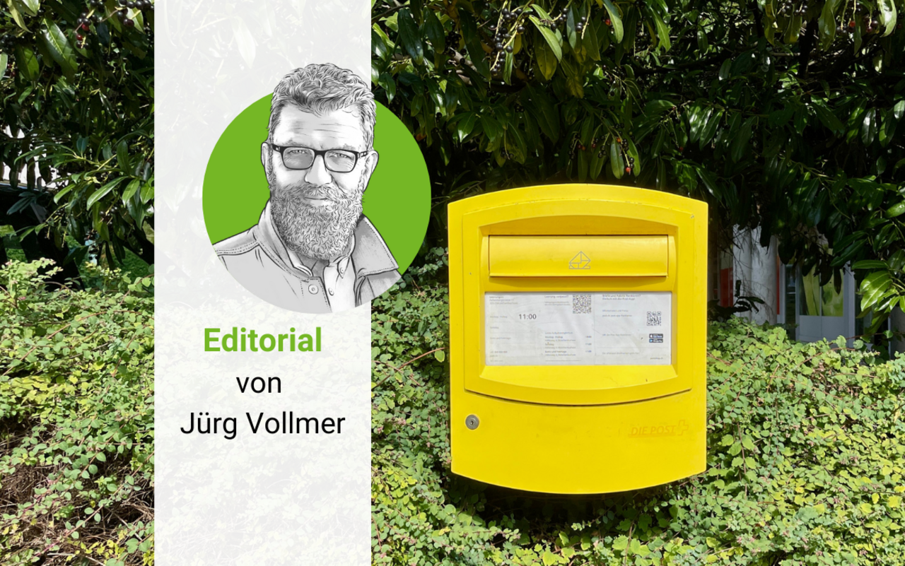 Gezeichnetes Porträt von Jürg Vollmer neben einem Post-Briefkasten.