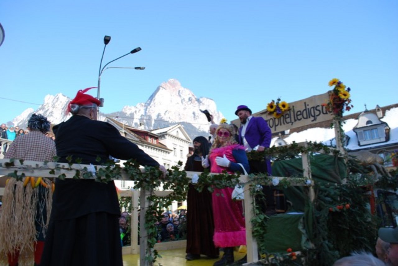 Sorgten am Umzug der Sennenchilbi Schwyz für den grössten Lacher: Die Muotathaler Wetterpropheten posierten als Frauen auf dem Wagen.