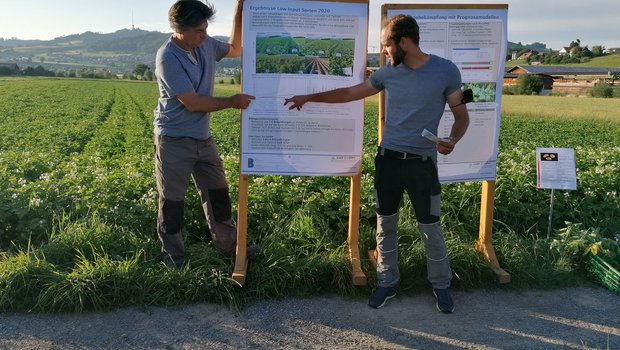 Stefan Vogel (rechts) und Andreas Keiser (links) referierten über den Krautfäulebefall der getesteten Sorten im Versuch von letztem Jahr. (Bild bab)