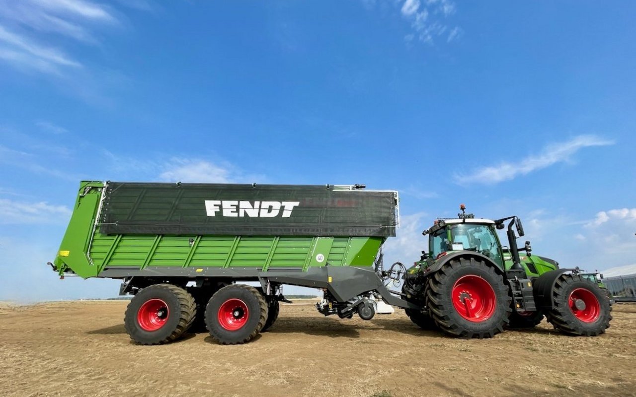 Fendt 700 Vario Traktor mit dem Fendt Tigo Ladewagen.