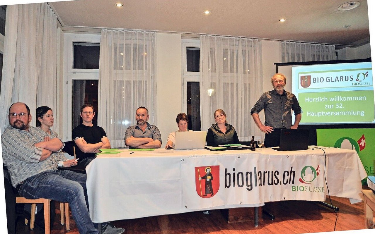 Der Vorstand von Bio Glarus mit Präsident Richi Bamert (r.) an der kontroversen Hauptversammlung, bei der sich die Mitglieder gegen Bio Suisse stellten.