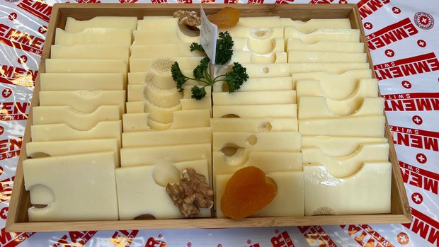 Emmentaler AOP mit automatischem Melksystem Ein Käseteller zeigt Emmentaler Käse.