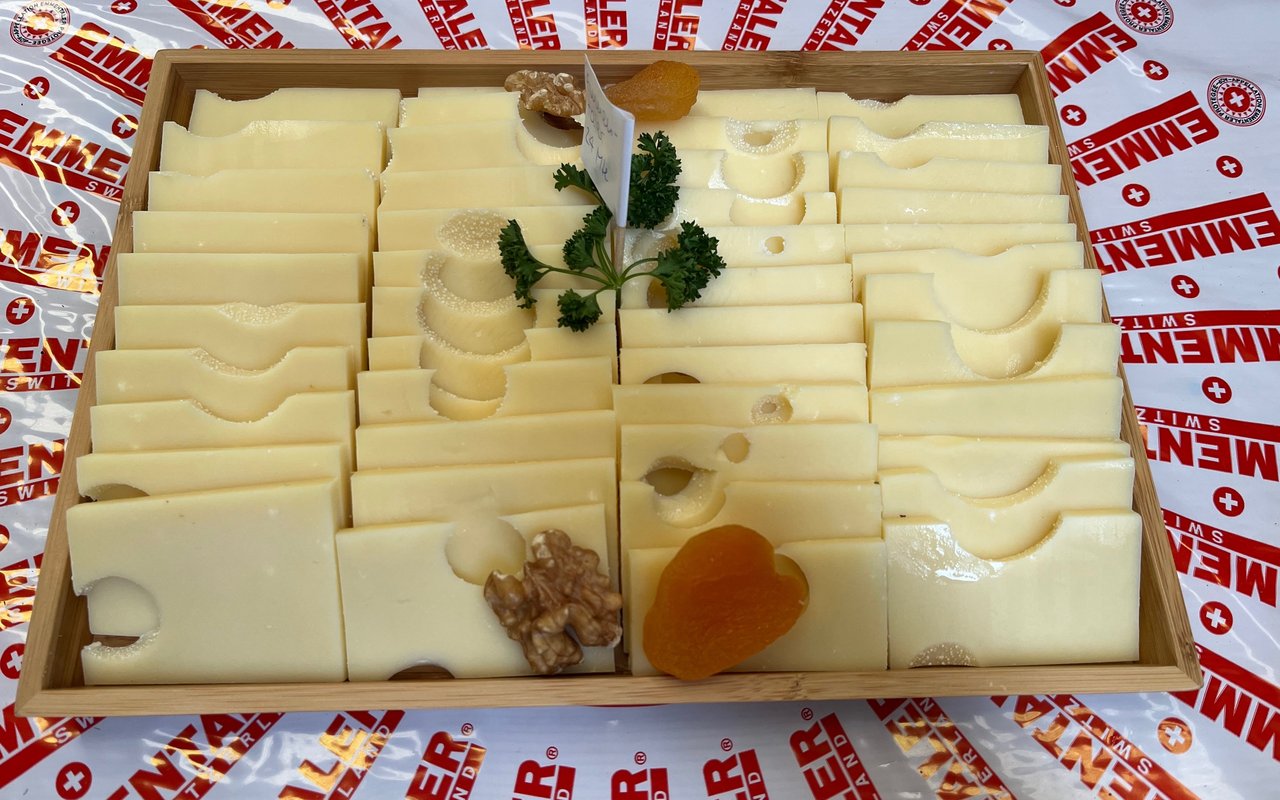 Ein Käseteller zeigt Emmentaler Käse.