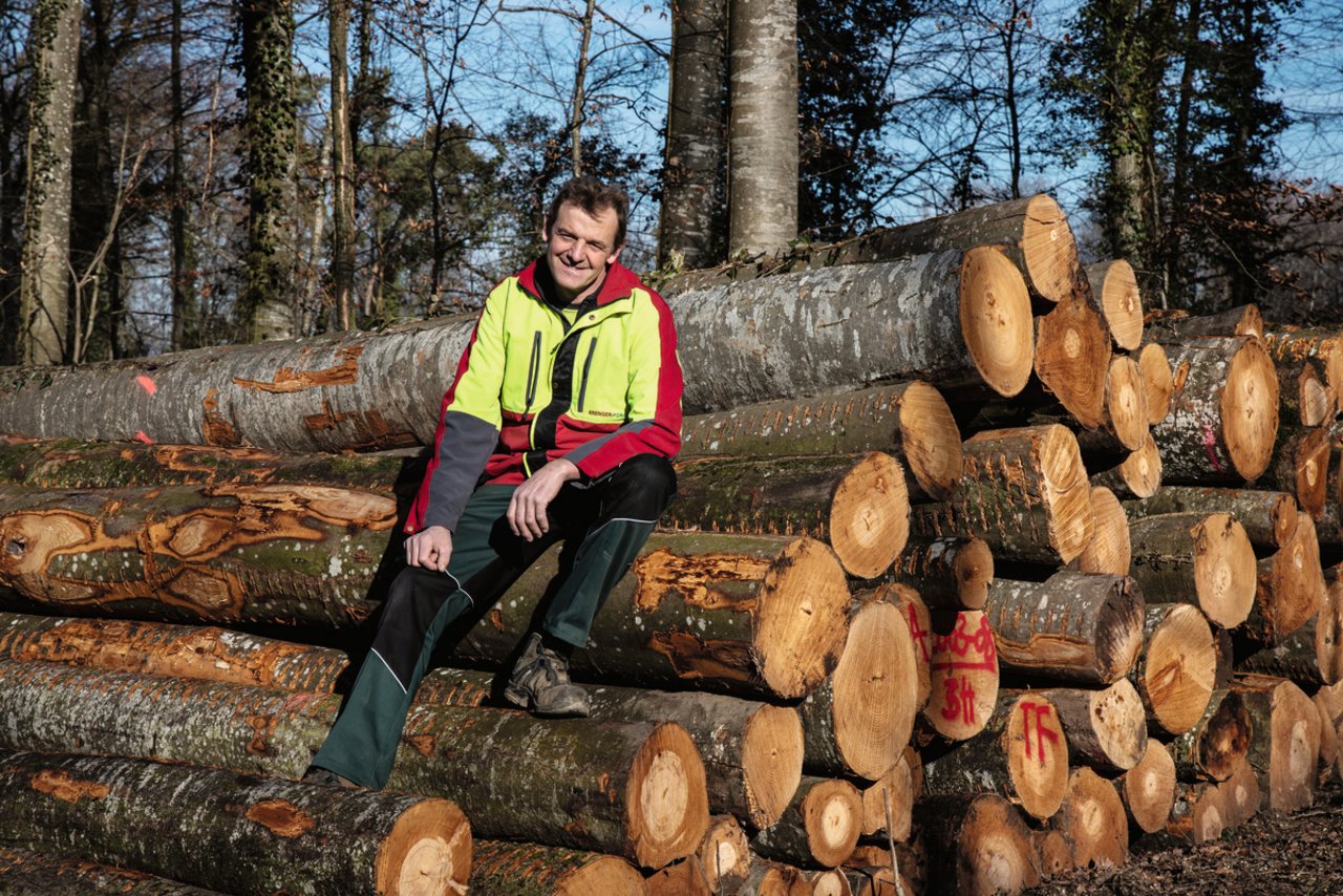 Thomas Frieden bei einem Holzlager in Aarberg BE, welches demnächst gesägt und gespalten wird. Bild: Pia Neuenschwander