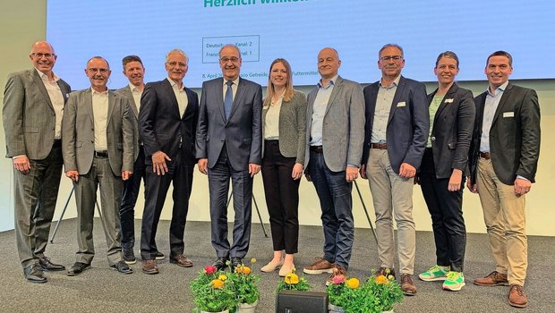 Bundesrat Guy Parmelin (Mitte) mit Vertretern der Fenaco GOF an der Jubiläumsveranstaltung 25 Jahre Maxi Getreidevermarktung. 