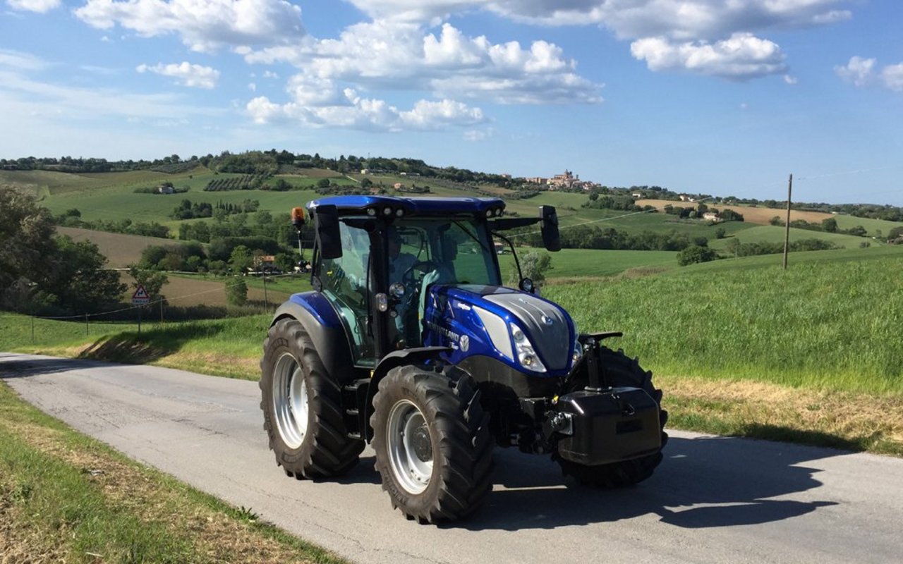 Der New Holland T5.140 Traktor auf einem Feldweg.