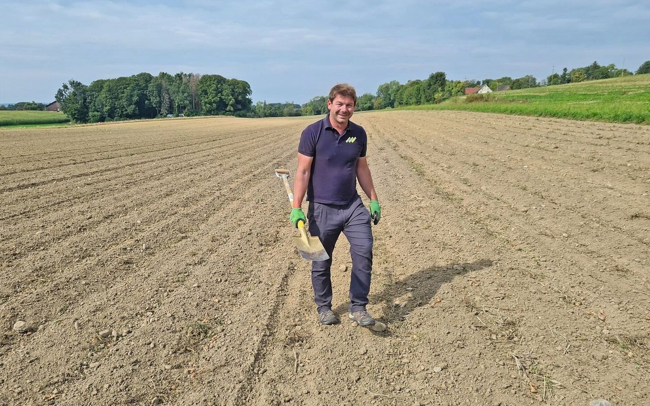 Bodenspezialist Peter Zurbuchen geht regelmässig mit dem Spaten über seine Äcker. Er will den Zustand seiner Böden genau kennen, um diese schonend bearbeiten zu können. 