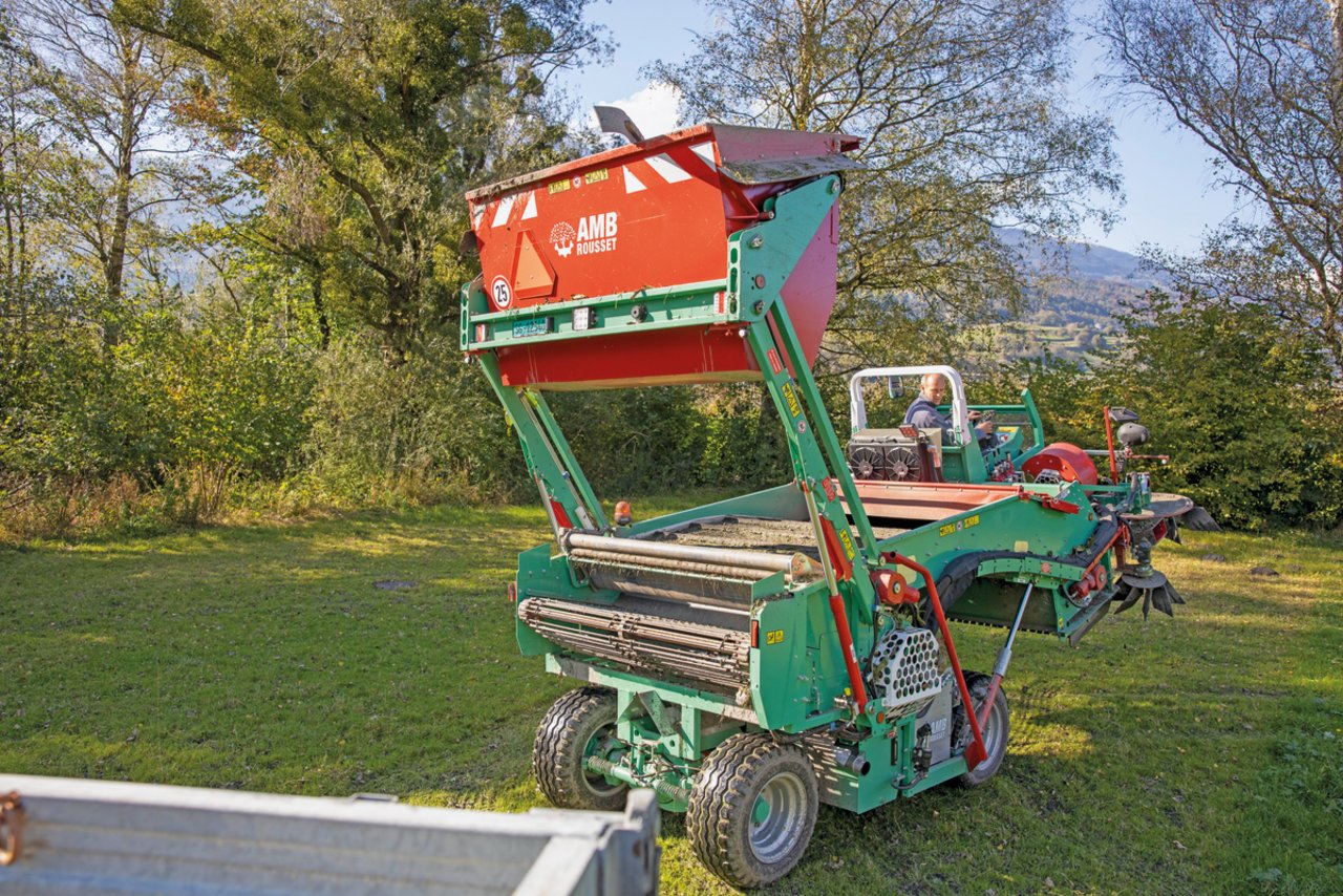 Der Nusscontainer der Erntemaschine wird hydraulisch gehoben … Bild: Gian Vaitl