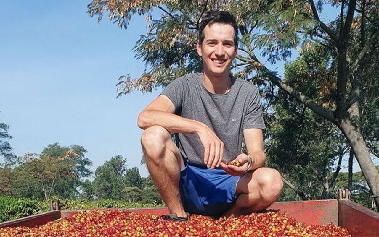 Hannes Ziegler mit frisch geernteten Kaffeebohnen in Tansania. Die Utengule-Farm nimmt auch nächstes Jahr Praktikanten auf.