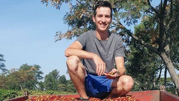 Hannes Ziegler mit frisch geernteten Kaffeebohnen in Tansania. Die Utengule-Farm nimmt auch nächstes Jahr Praktikanten auf.