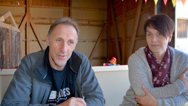 Das Landwirt-Ehepaar Bättig im Gespräch, im Inneren ihres Fasnachtswagens.
