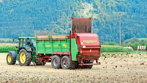 Eine der vorgesehenen Massnahmen zur Ammoniakreduktion: «Mist auf Ackerflächen rasch einarbeiten.» 