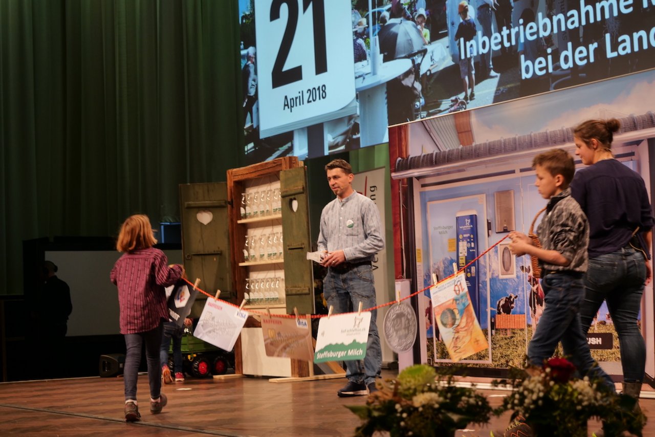 Beim Milchautomaten der Familie Peter kann man mit allen denkbaren Zahlungsmitteln die Schulden begleichen. 