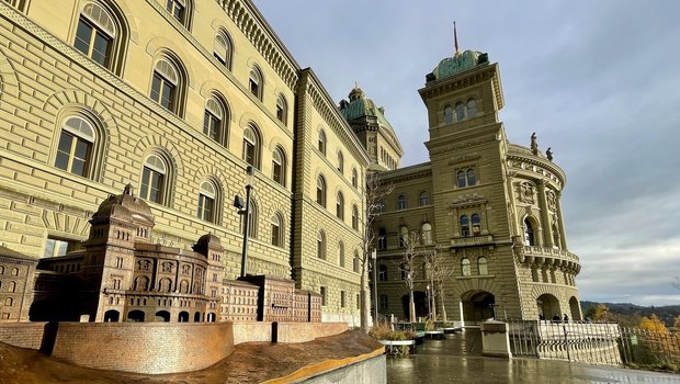 Das Bundeshaus mit dem haptischen Modell davor.