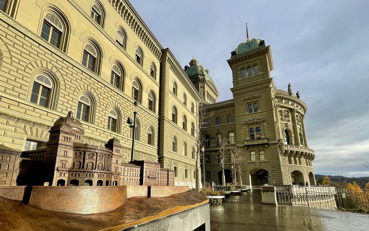 Das Bundeshaus mit dem haptischen Modell davor.