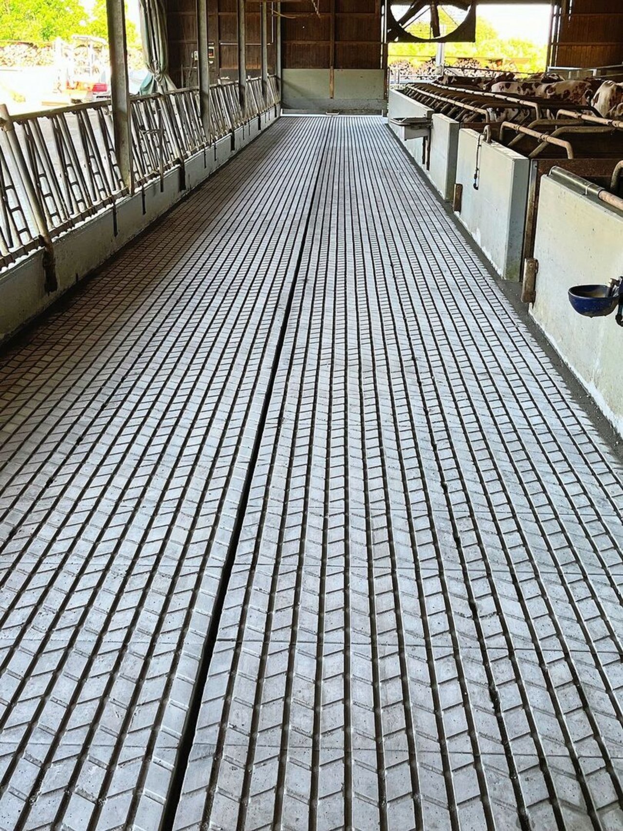 Ganz frisch montiert: Die Rillen der Bodenplatten sind gut erkennbar.