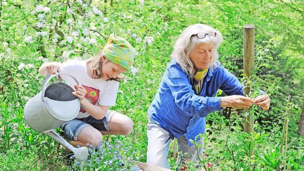 Grosi-Zeit im Grünen: Für viele Kinder ein Stück Geborgenheit – egal, wie oft sie stattfinden kann. Beim Grossmuttersein geht es heute auch darum, sich selbst treu zubleiben. 