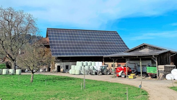 Viele Scheunendächer sind mit Photovoltaik-Modulen belegt. Der Absatz des nicht selber benötigten Solarstromes bereitet aber vielen Bauern Mühe, und die Rückliefervergütungen der Netzbetreiber sind vielerorts stark gesunken. 
