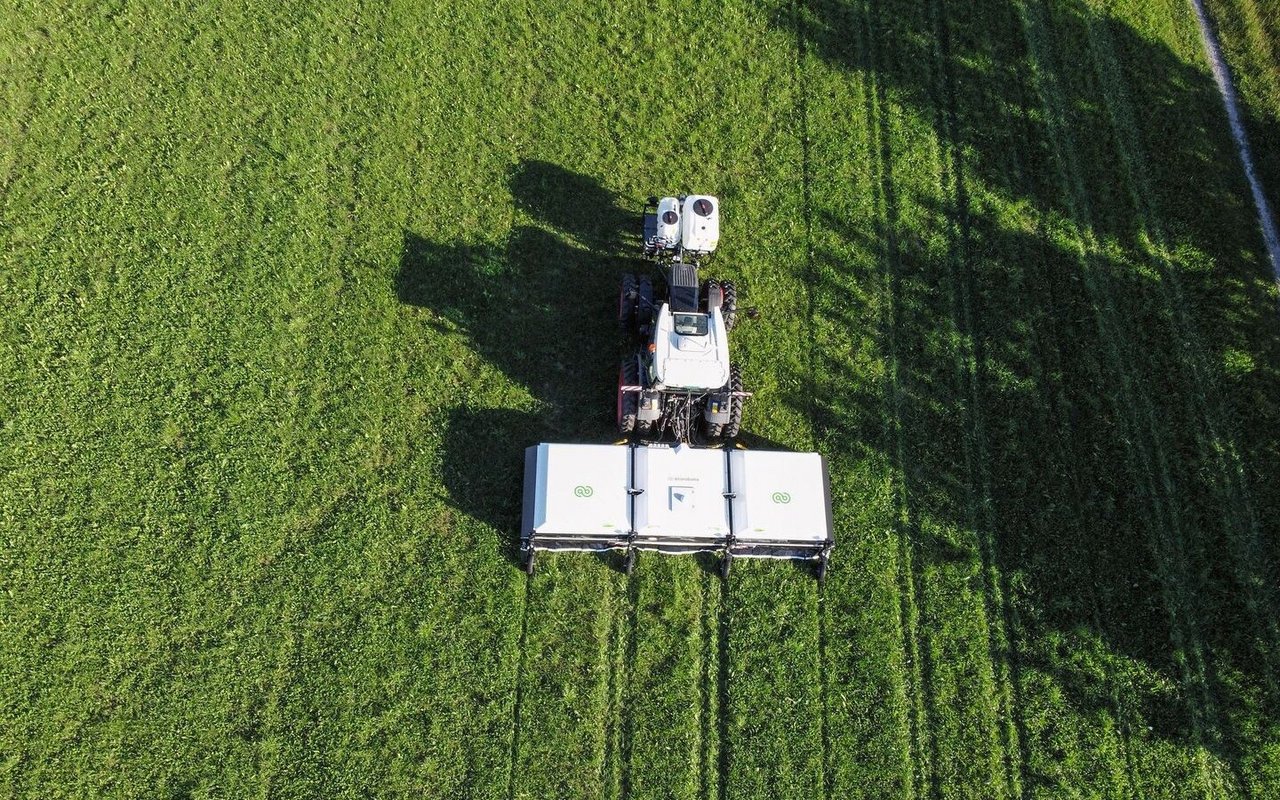 Der Ecorobotix hat eine Arbeitsbreite von sechs Metern. Unter der Haube am Heck erfolgt die gezielte Düsen-Applikation auf die Zielpflanzen. Im Frontanbau sind ein Frischwassertank sowie der Ausbringtank und die Pumpentechnik montiert.