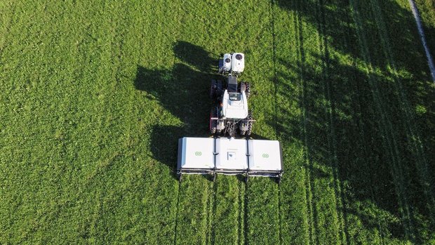 Der Ecorobotix hat e Der Ecorobotix hat eine Arbeitsbreite von sechs Metern. Unter der Haube am Heck erfolgt die gezielte Düsen-Applikation auf die Zielpflanzen. Im Frontanbau sind ein Frischwassertank sowie der Ausbringtank und die Pumpentechnik montiert.