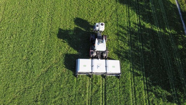 Der Ecorobotix hat e Der Ecorobotix hat eine Arbeitsbreite von sechs Metern. Unter der Haube am Heck erfolgt die gezielte Düsen-Applikation auf die Zielpflanzen. Im Frontanbau sind ein Frischwassertank sowie der Ausbringtank und die Pumpentechnik montiert.